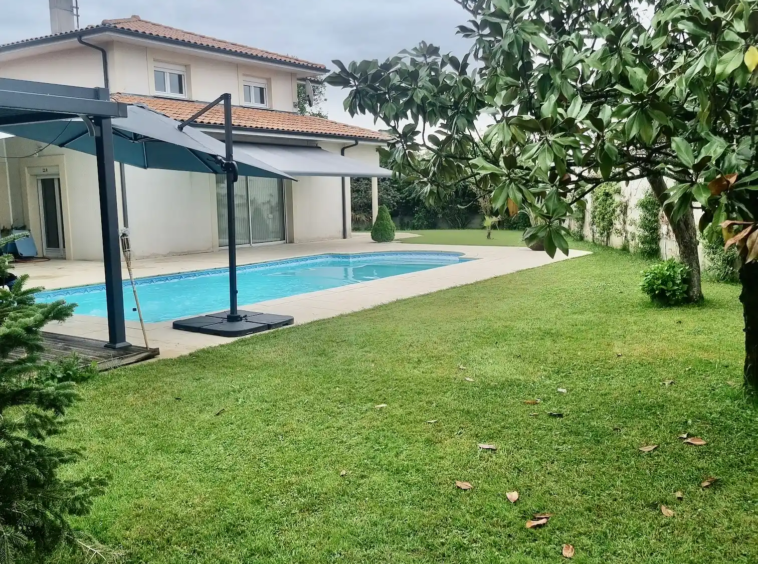 Artigues maison familiale avec piscine et jardin