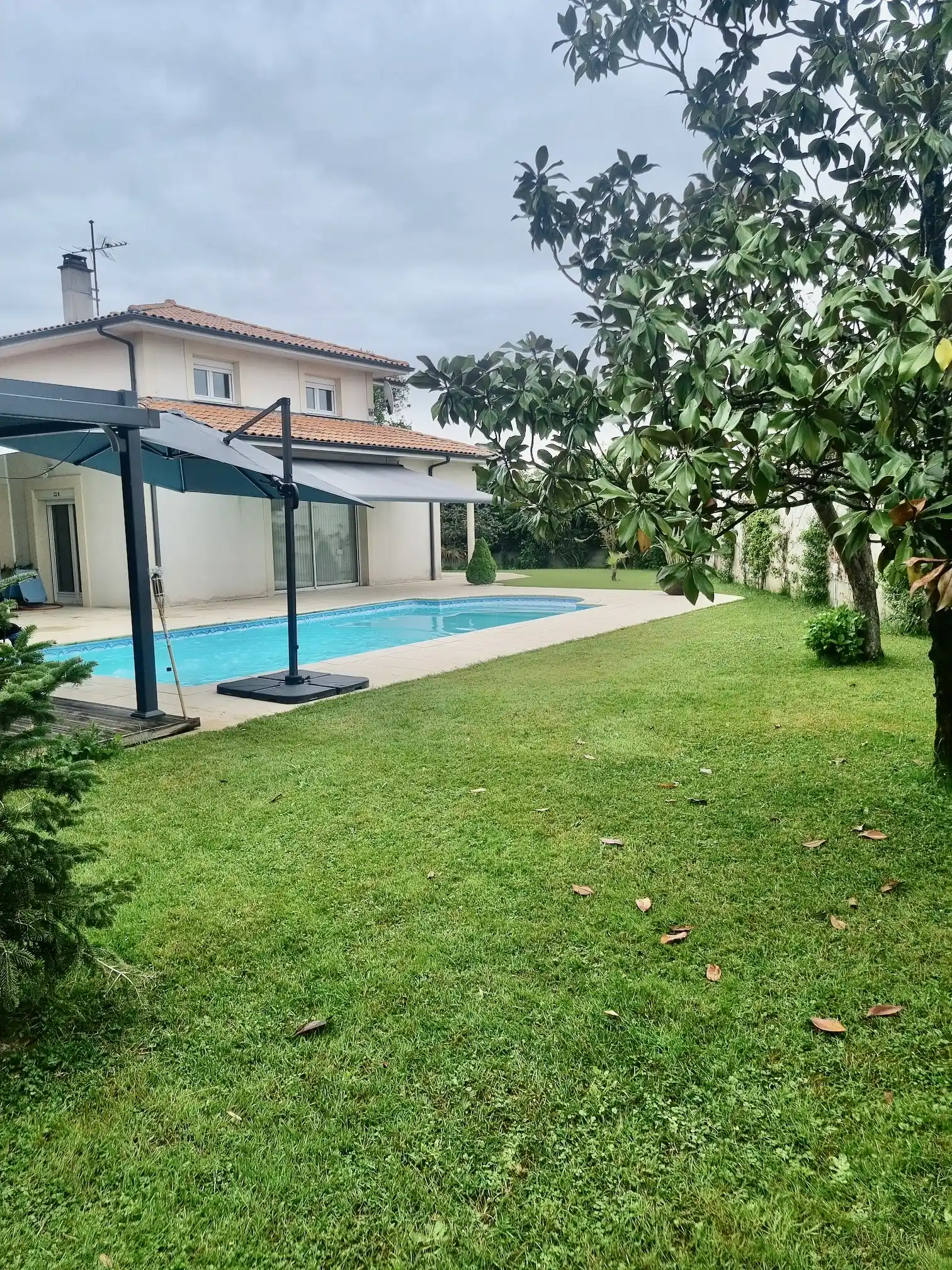 Artigues maison familiale avec piscine et jardin