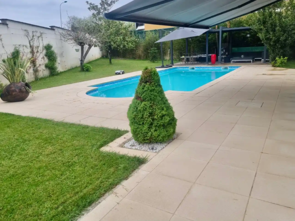 Artigues maison familiale avec piscine et terrasse