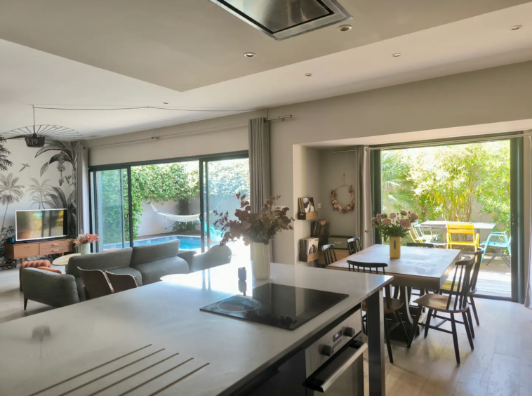 Cauderan maison contemporaine à vendre - salon sur piscine