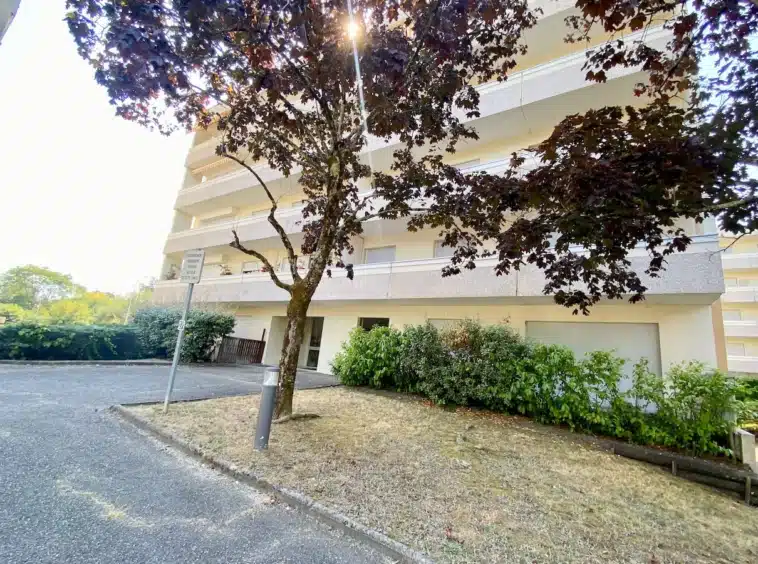 Pessac appartement avec balcon - entrée résidence