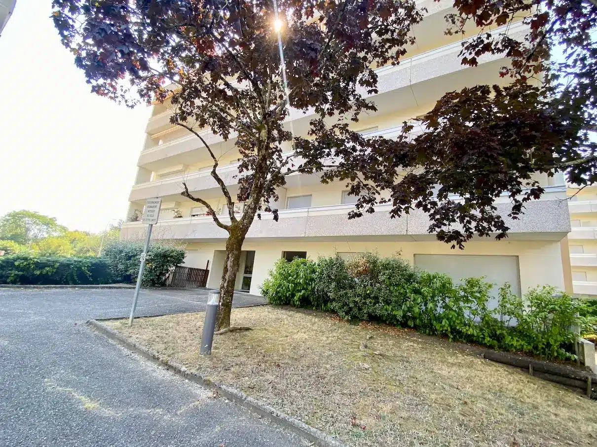 Pessac appartement avec balcon - entrée résidence