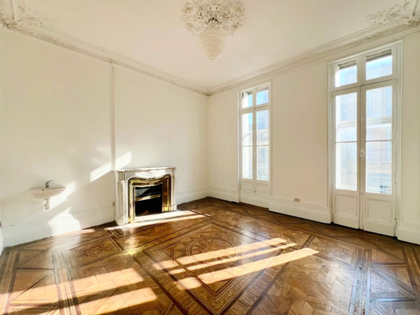 Chartrons appartement de style - plancher en marqueterie et cheminée