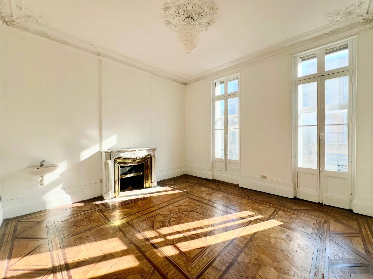 Chartrons appartement de style - plancher en marqueterie et cheminée