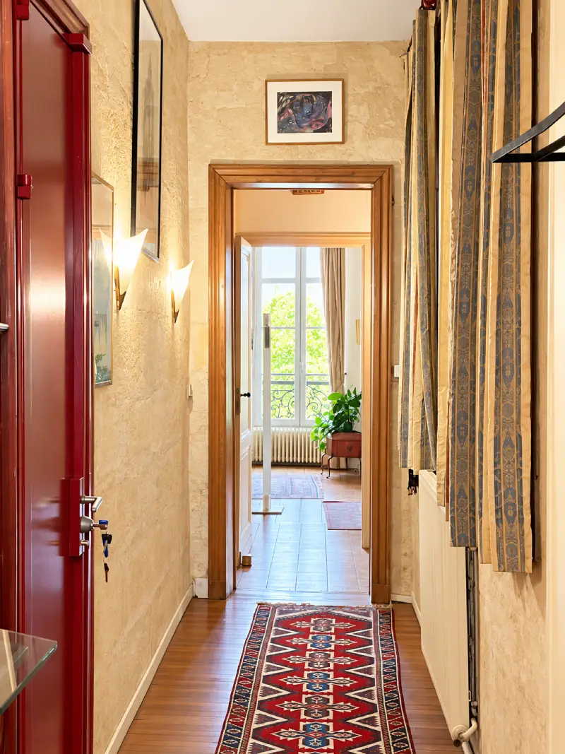 Triangle d'or vaste appartement T4 - entrée