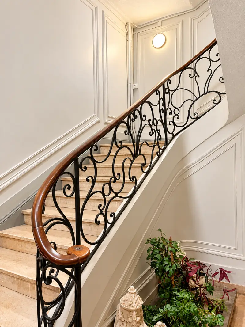 Triangle d'or vaste appartement T4 - escalier